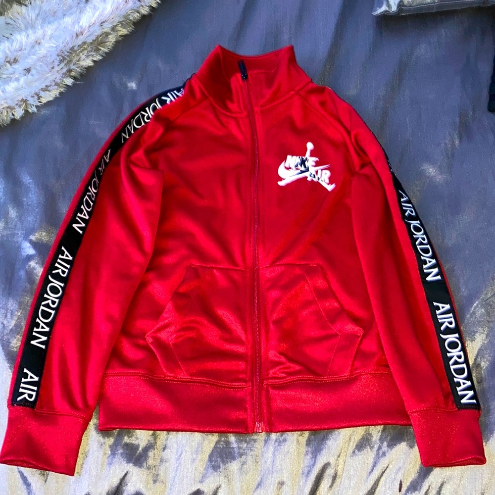 Size M grade school, bought at footlocker, very good quality.